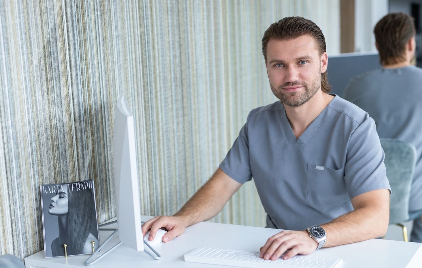 Dr. med. Marcin Nylec på kontoret i Katowice